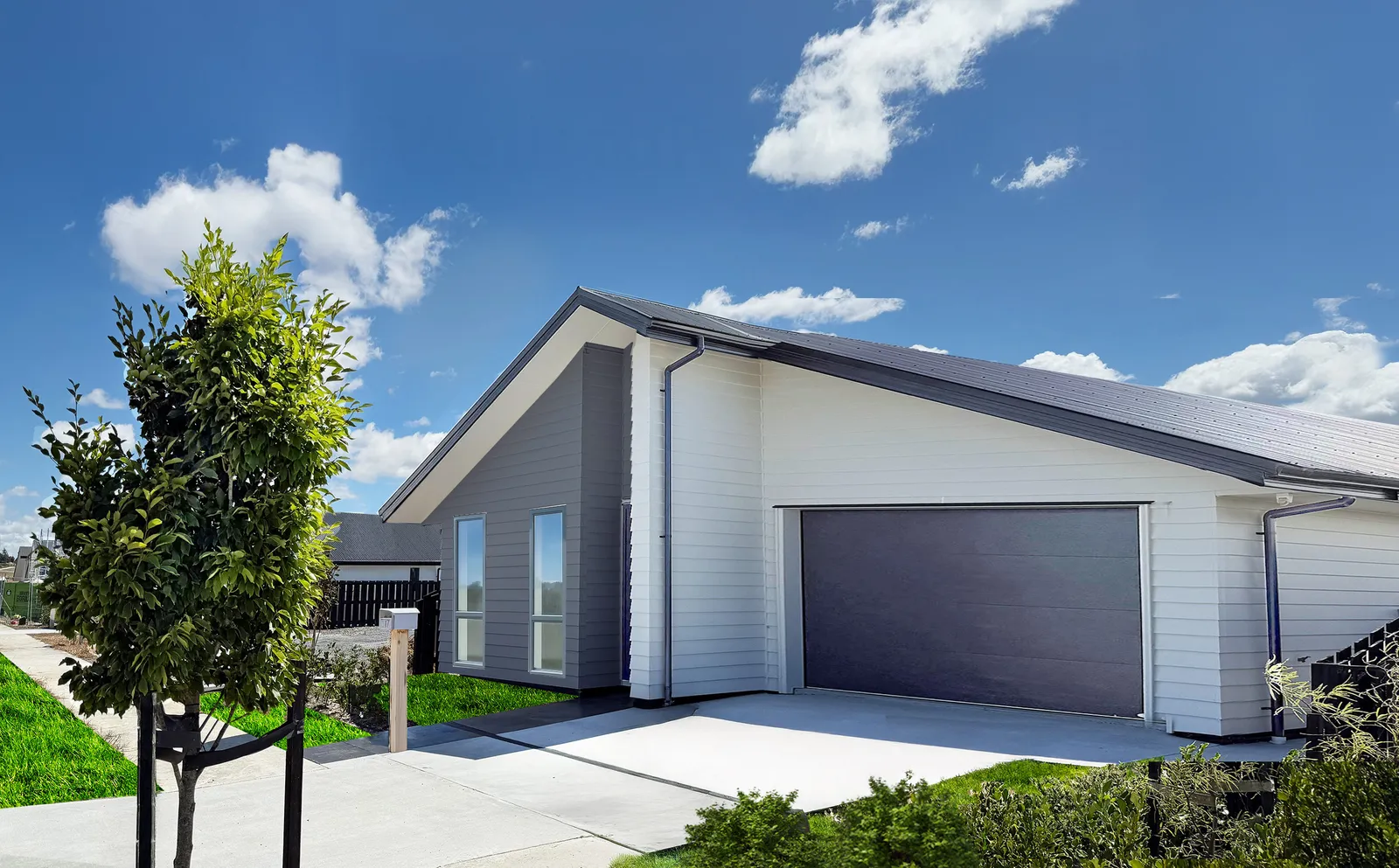 Generous Living at Lakeside!